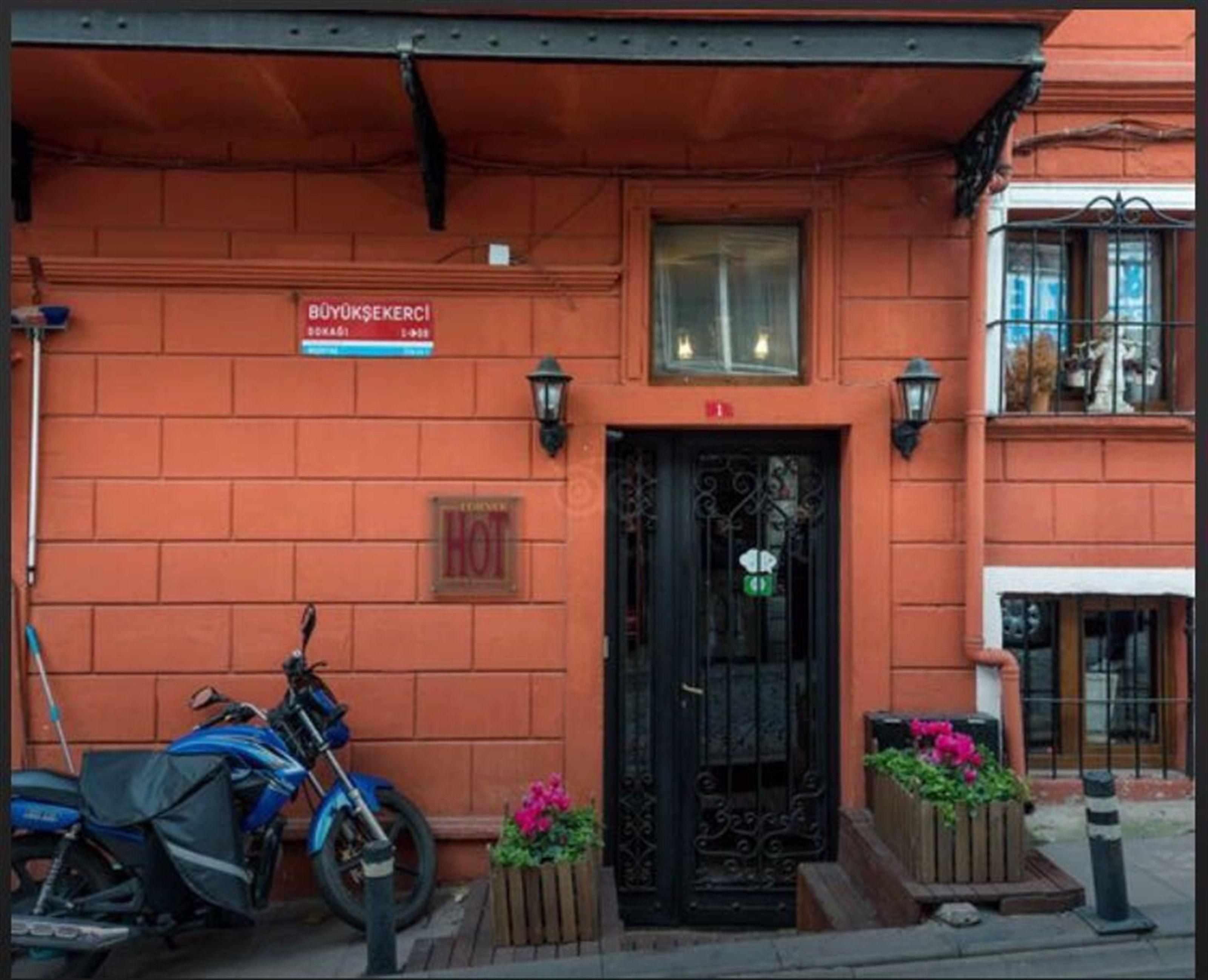 Corner Hot — Photos 2